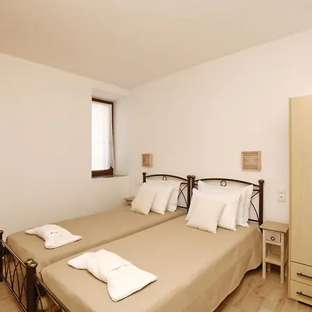 Diakopi Skopelos Town