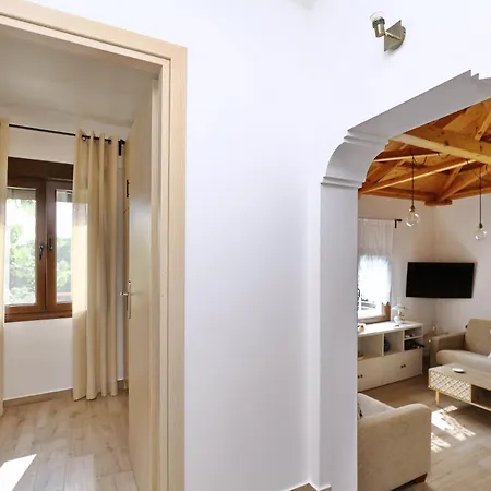 Diakopi Skopelos Town